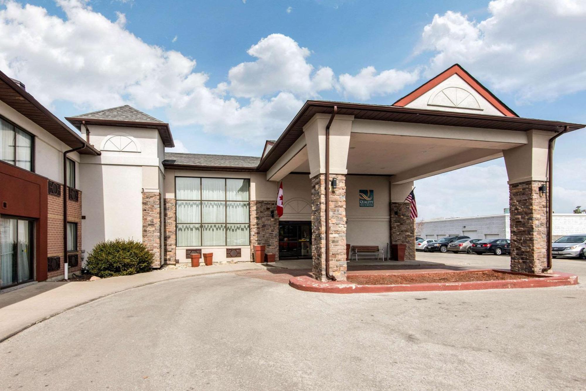 Quality Inn & Suites Mississauga Exterior photo