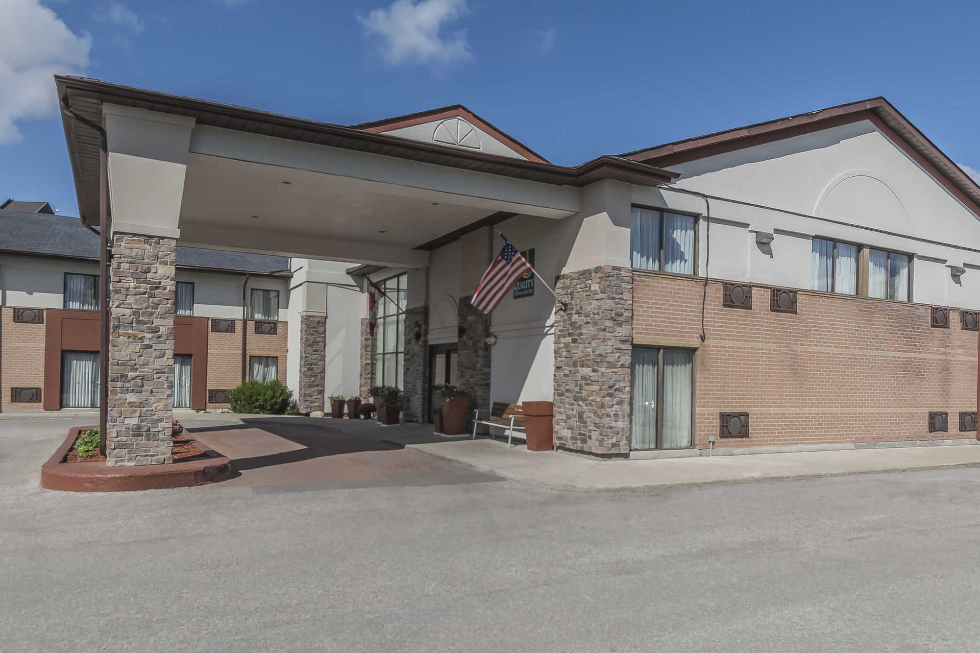 Quality Inn & Suites Mississauga Exterior photo