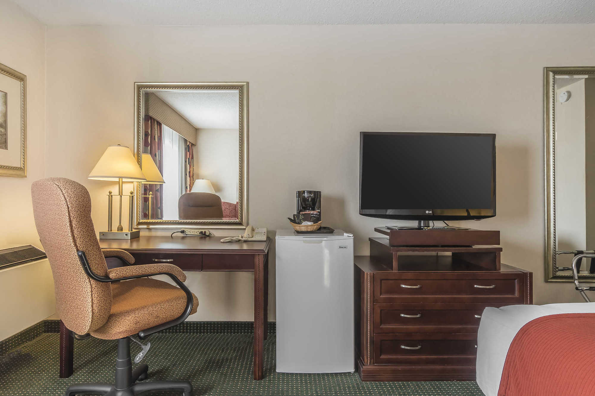 Quality Inn & Suites Mississauga Room photo