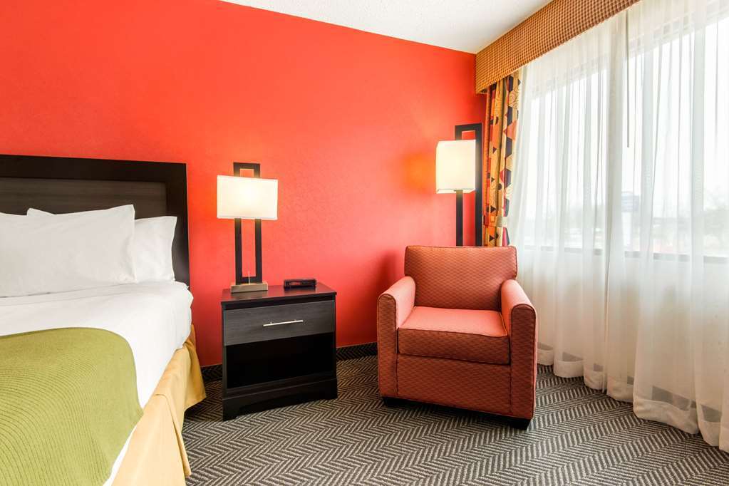 Quality Inn & Suites Mississauga Room photo